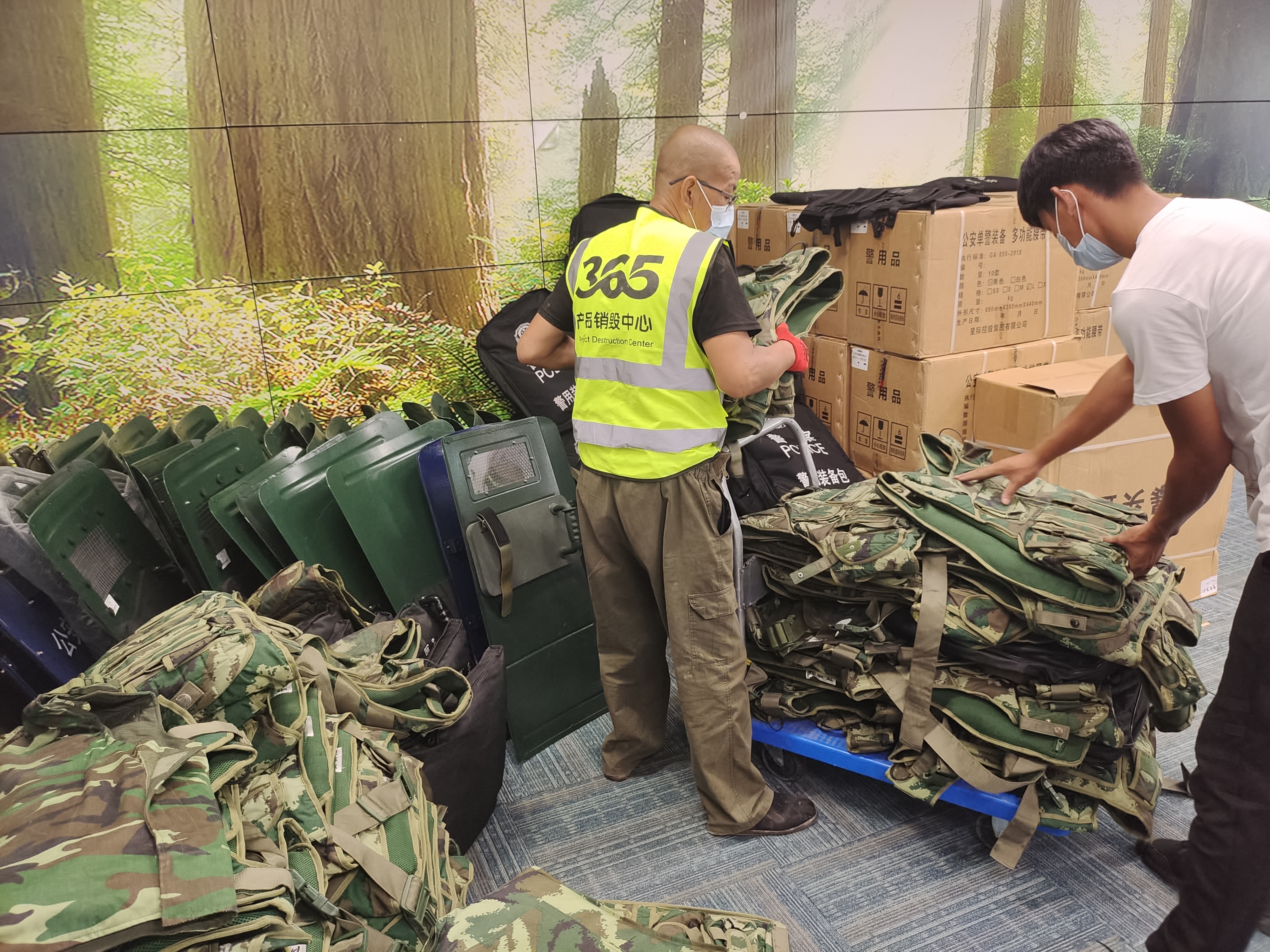 销毁过程中如何确保服装的彻底销毁，避免再次流入市场？