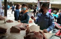 阳新县市场监管局查扣700多公斤问题猪肉并销毁